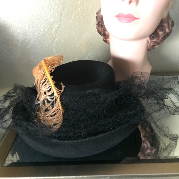 IMPOSING 1930S' BLACK FELT TILT FEDORA WITH GOLD OSTRICH FEATHER & INTACT VEIL - Picture 12 of 15